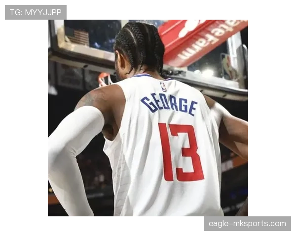 看到保罗·乔治逛街穿睡衣，钱包厚到像ATM，感觉走错片场！