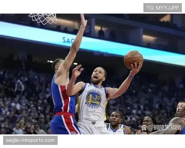 格林挡拆为库里制造空位，对比上季更主导攻防节奏