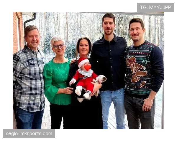 刷到奥斯卡·皮斯托瑞斯赛场光鲜照和牢门照，脑子里直接跳出一出明星狗血剧的反差感